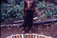 Same place as previous photo. Note the "Omaak" on the man's chest - each bamboo stick represents either a pig he owns or is owing to him - a personal 'bank account'!